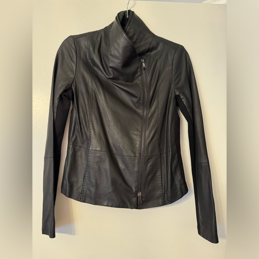 Vince leather jacket. New without tag . Original price 995$. XS size